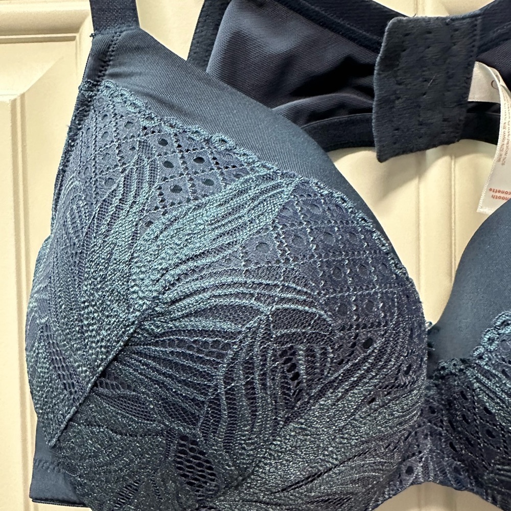 Elegant Blue Lace and Satin Bra Size 44B - Picture 2 of 4